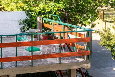 a cage with a net and a table and chairs at HOSTERIA NIDO DE CONDORES-Solo Adultos in Mina Clavero