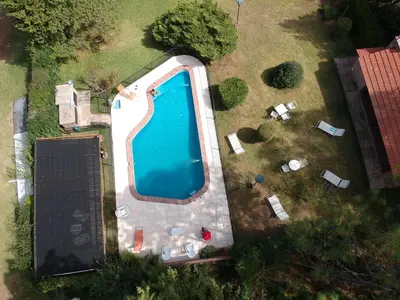an overhead view of a swimming pool in a yard at Hotel Samay Huasi in Villa General Belgrano