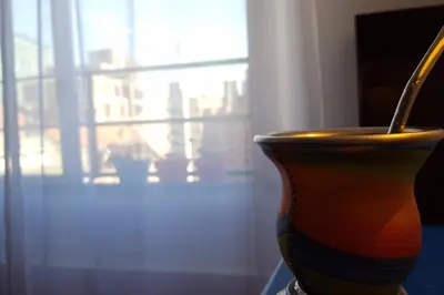 a vase sitting on a table in front of a window at Alegre, luminoso y tranquilo en la mejor ubicación in Cordoba