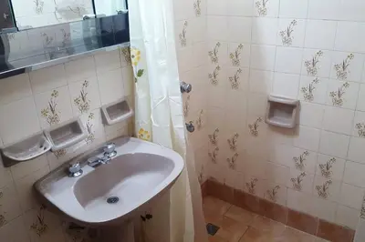 a bathroom with a sink and a shower at Alegre, luminoso y tranquilo en la mejor ubicación in Cordoba