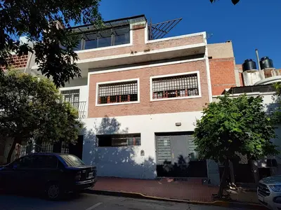 a building with a car parked in front of it at HA! 2 Resi para estudiantes in Cordoba