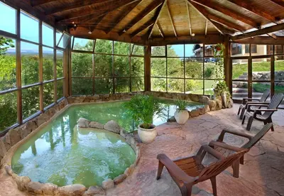 a hot tub in a patio with two chairs at Terrazas de Belgrano - Club de Montaña in Villa General Belgrano