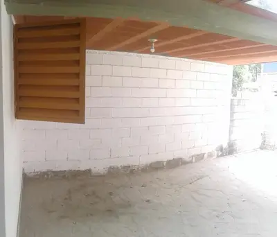 a room with a white brick wall and a ceiling at Dpto Low Cost temporada 2026 in Mina Clavero
