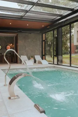 a swimming pool with a water fountain at La Urumpta Hotel, AKEN MIND in Río Cuarto
