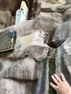 a statue of a woman with her hand on it at Saint Michel Departamentos para turismo in Alta Gracia