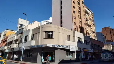 a building on the corner of a city street at HA! 1 Resi para estudiantes in Cordoba