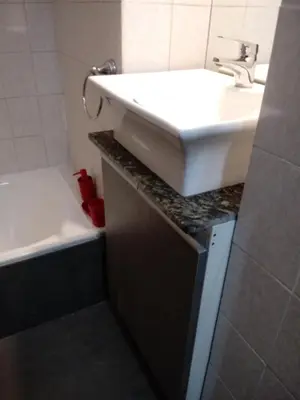a bathroom with a sink and a bath tub at Departamento Ripozi Centro muy luminoso in Cordoba