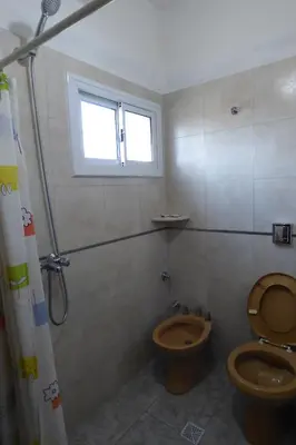 a bathroom with a toilet and a window at Departamento Luminoso y Ventilado Centro Viejo in Villa Carlos Paz
