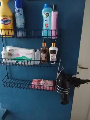 a bathroom with a rack with toiletries on it at RAIZ DEL CIELO, entre 2 jardines de ensueño in Cordoba