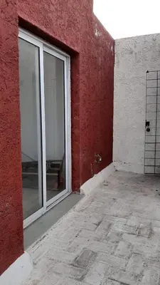 an empty room with a window and a red wall at Departamento Fragueiro 2414 terraza exclusiva in Cordoba