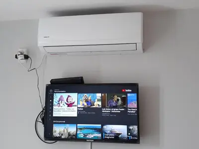 a computer monitor is hooked up to a air conditioner at CALIDO-Departamento 1 dormitorio amueblado excelente ubicacion in Río Cuarto