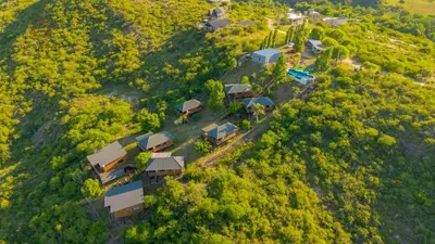 an overhead view of a row of houses on a hill at Cabañas Los Álamos in Villa Carlos Paz