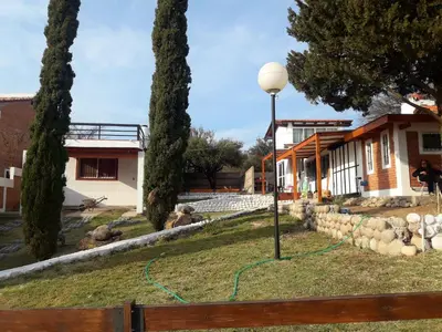 a house with a street light in the yard at Mini Complejo Familiar Roque in Mina Clavero