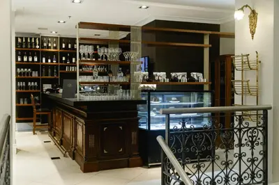 a bar in a room with a lot of glasses at Amérian Executive Córdoba in Cordoba