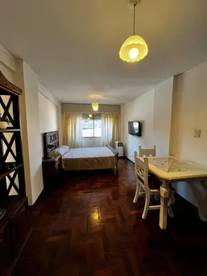 a bedroom with a bed and a desk and a table at Punto Quiros - Monoambiente centrico, a la vuelta del Patio Olmos in Cordoba