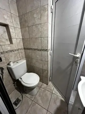 a bathroom with a toilet and a shower at Punto Quiros - Monoambiente centrico, a la vuelta del Patio Olmos in Cordoba