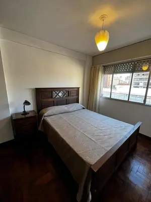 a bedroom with a large bed and a window at Punto Quiros - Monoambiente centrico, a la vuelta del Patio Olmos in Cordoba