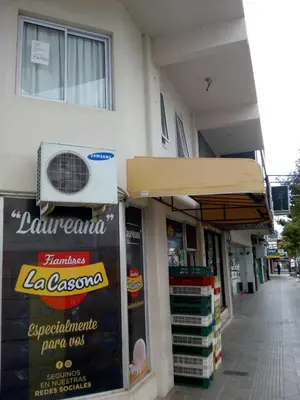 a store with a sign on the side of a building at Luminoso y bello departamento en Carlos Paz in Villa Carlos Paz