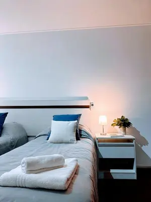 a bedroom with a bed with two towels on it at El mejor Dpto en Nva Cordoba al alcance de todo!frente Sanatorio Allende in Cordoba