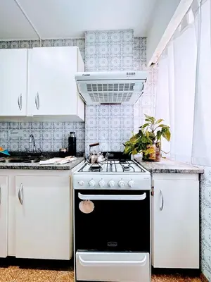 a kitchen with a black and white stove top oven at El mejor Dpto en Nva Cordoba al alcance de todo!frente Sanatorio Allende in Cordoba