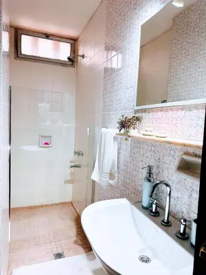 a bathroom with a sink and a shower at El mejor Dpto en Nva Cordoba al alcance de todo!frente Sanatorio Allende in Cordoba