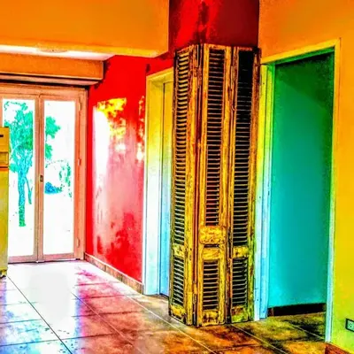 an empty room with colorful walls and a window at apartamento VINTAGE IVA in Merlo