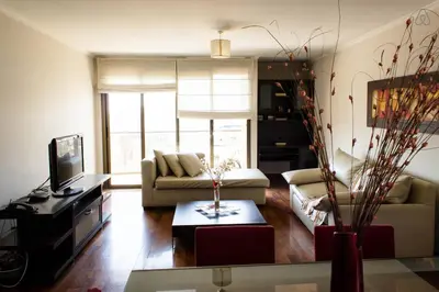 a living room with a couch and a tv at Departamento enorme sobre Cañada Patio Olmos in Cordoba