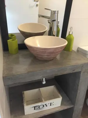 a bathroom with a bowl sink on a wooden table at Alma Valiente in Merlo