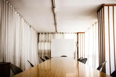 a conference room with a long table and chairs at Hotel Menossi in Río Cuarto