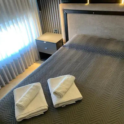 a bedroom with a bed with two towels on it at DOMUS APART in Río Cuarto