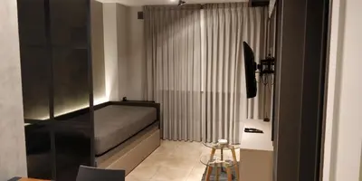a small room with a bed and a window at DOMUS APART in Río Cuarto