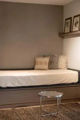 a bed with a table in a room at DOMUS APART in Río Cuarto