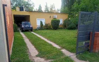 a yard with a car parked in front of a house at Casa a 5 km de Villa de Las Rosas in Las Tapias
