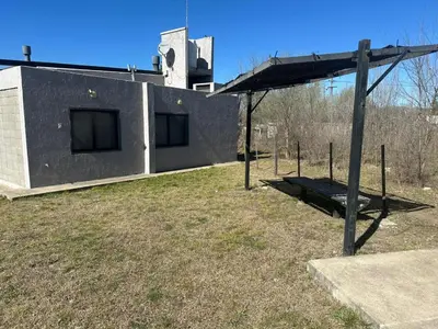 a building with a roof on top of it at HERMOSA CASA 2 DORMITORIOS EN POTRERO DE GARAY in Potrero de Garay