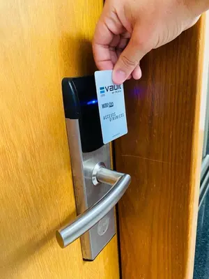 a person unlocking a door with a card on it at Ranqueles in Villa Carlos Paz