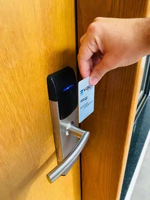 a person holding a card in a door handle at Ranqueles in Villa Carlos Paz