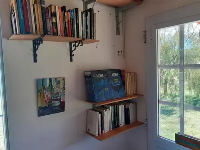 a room with bookshelves and a window at La Nubia Cabañas in Conlara