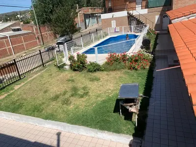 an aerial view of a yard with a swimming pool at Cabañas San Gabriel Carlos Paz in Villa Carlos Paz