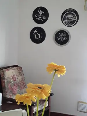 a room with some yellow flowers and some stickers on the wall at Corro temporal in Cordoba