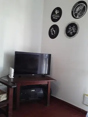 a flat screen tv sitting on top of a wooden table at Corro temporal in Cordoba