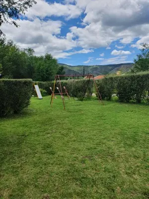 an empty swing set in a grassy yard at Aparts serranos in San Antonio de Arredondo