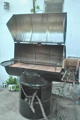 a barbecue grill sitting on top of a barrel at Cabaña 