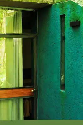 a green door with a window on a building at Cuatrovientos Hostería in San Javier