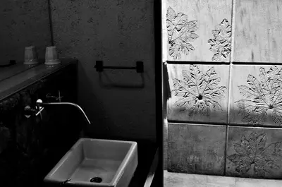 a bathroom with a sink and a tiled wall at Cuatrovientos Hostería in San Javier