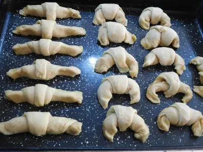 a bunch of uncooked dumplings in a baking pan at 7 esencias in Villa Yacanto