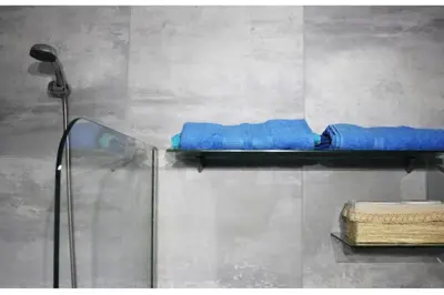 a shower with a blue towel on a shelf at Nuevo Abrojal: departamento en Barrio Güemes in Cordoba