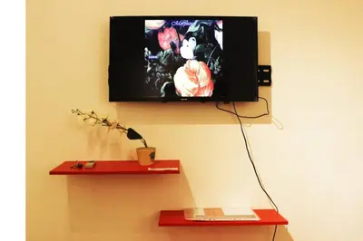 a flat screen tv hanging on a wall at Nuevo Abrojal: departamento en Barrio Güemes in Cordoba