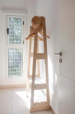 a wooden ladder in a room with a hat on it at Be mas apartamentos boutique Villa Gral Belgrano in Villa General Belgrano