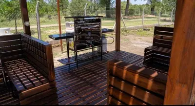 a screened porch with two benches and a grill at FRAMA Cabañas del Lago in Potrero de Garay