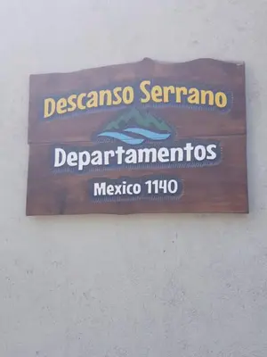 a sign that reads desensatio sergio depenominarios at Descanso Serrano in Santa Rosa de Calamuchita